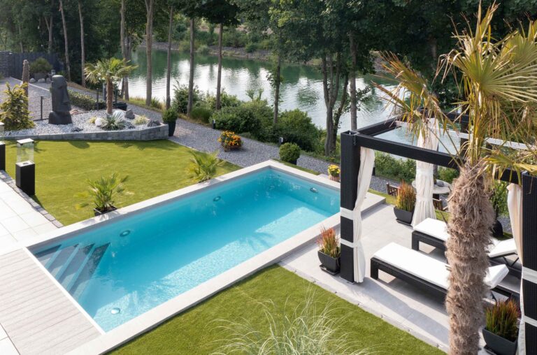 Folienbecken mit Ecktreppe und Rolladenschacht
