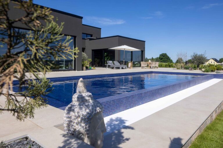 Riviera Pool M-Line 11x4m Ezarri Mosaik Iridescent Zafiro